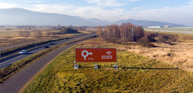 Billboard dla stacji paliw scaled