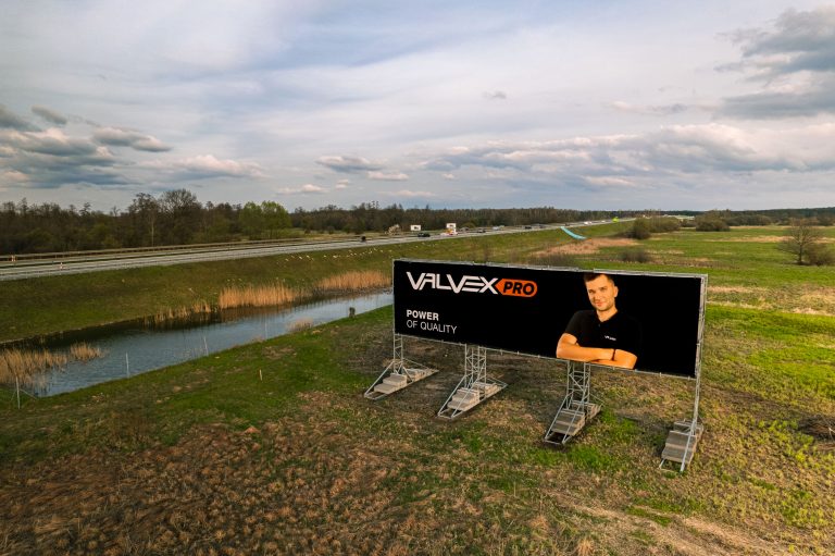 Konstrukcja reklamowa 15x4m