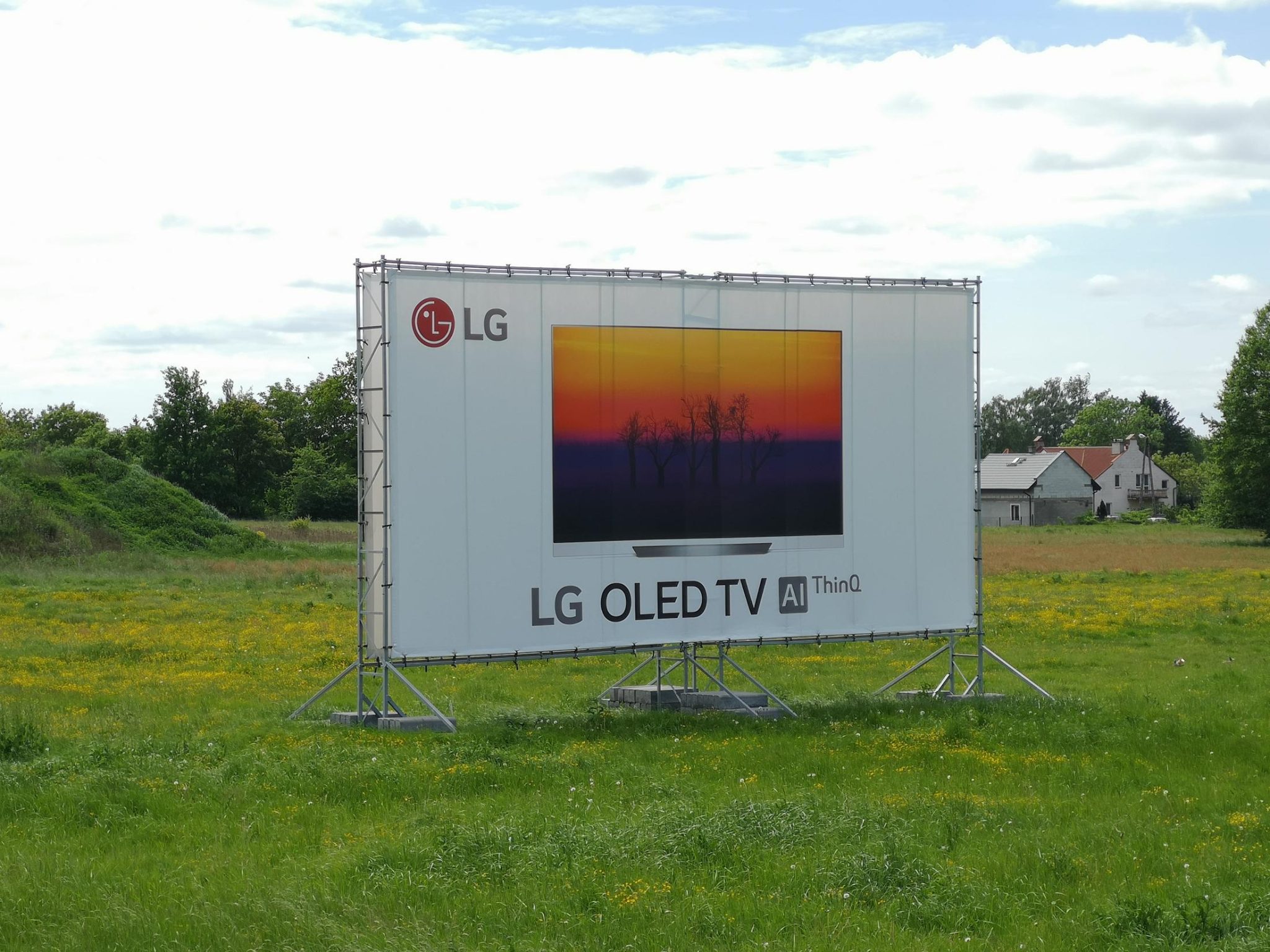 Nowoczesna konstrukcja billboardu produkowana przez Billboard-X