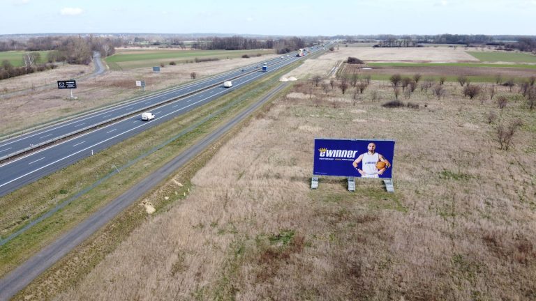 kampania reklamowa przy trasie ekspresowej
