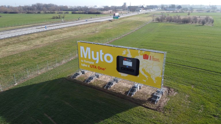 Reklamy autostradowe 38 Zdjęcie przedstawia dużą konstrukcję reklamową umieszczoną przy autostradzie - reklama przy autostradzie Billboard-X