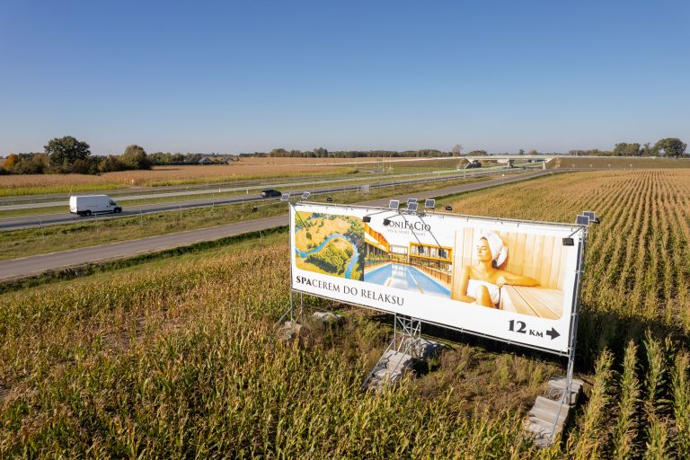 oświetlenie solarne billboardu
