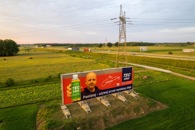 reklama przy autostradzie