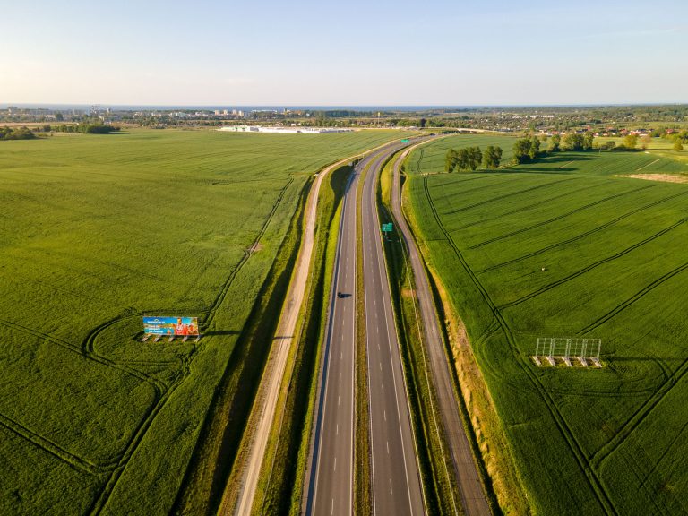 reklama przy autostradzie