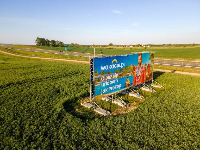 reklama przy autostradzie