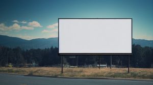 Pusty billboard na tle malowniczych gór w Polsce, 2025